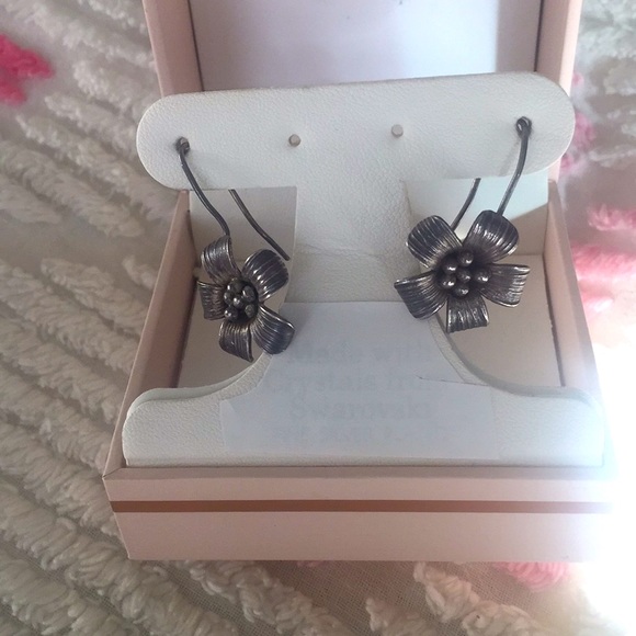 Silver Flower Pierced Earrings, Cute & Classic - Picture 3 of 8